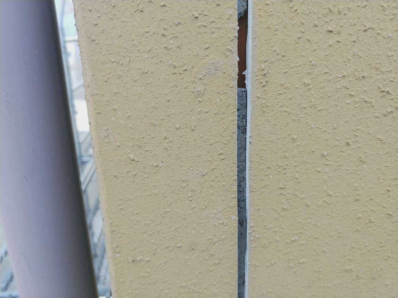 シーリング材を撤去した目地